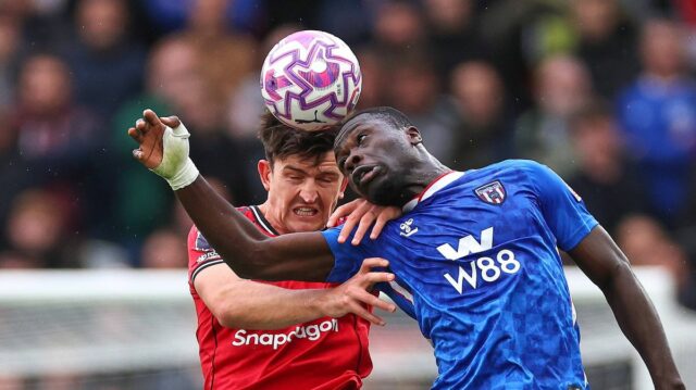 Harry Maguire a Brian Brobbey vyzývajú na loptu