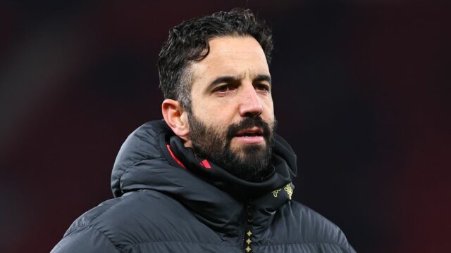 Portugalský útočník Lyonu #17 Afonso Moreira oslavuje po strelení druhého gólu svojho tímu počas francúzskeho futbalového zápasu L1 medzi Olympique Lyonnais (OL) a RC Strasbourg Alsace na štadióne Parc Olympique Lyonnais v Decines-Charpieu, stredovýchodné Francúzsko, 26. októbra 2025 cez CHOLISSIGNOLEASP do CHOLIERHO.