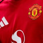 MANCHESTER, ANGLICKO – 3. mája: Detail znaku Manchestru United na červenom domácom drese počas zápasu Premier League medzi Manchestrom United a Liverpoolom na Old Trafford 3. mája 2026 v Manchestri v Spojenom kráľovstve. (Foto: Robbie Jay Barratt - AMA/Getty Images)