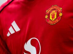 Man Utd porušil tradíciu v posledných dvoch zápasoch sezóny Premier League MANCHESTER, ANGLICKO – 3. mája: Detail znaku Manchestru United na červenom domácom drese počas zápasu Premier League medzi Manchestrom United a Liverpoolom na Old Trafford 3. mája 2026 v Manchestri v Spojenom kráľovstve. (Foto: Robbie Jay Barratt - AMA/Getty Images)