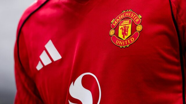 MANCHESTER, ANGLICKO – 3. mája: Detail znaku Manchestru United na červenom domácom drese počas zápasu Premier League medzi Manchestrom United a Liverpoolom na Old Trafford 3. mája 2026 v Manchestri v Spojenom kráľovstve. (Foto: Robbie Jay Barratt - AMA/Getty Images)