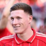 NOTTINGHAM, ANGLICKO - 24. MÁJ: Elliot Anderson z Nottinghamu Forest sleduje zápas Premier League medzi Nottinghamom Forest a Bournemouthom na City Ground 24. mája 2026 v anglickom Nottinghame. (Foto: Cameron Smith/Getty Images)