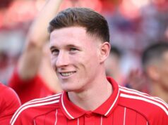 Man Utd prestup oka pre cieľ Man City a výhodná dohoda pre alternatívu Elliota Andersona NOTTINGHAM, ANGLICKO - 24. MÁJ: Elliot Anderson z Nottinghamu Forest sleduje zápas Premier League medzi Nottinghamom Forest a Bournemouthom na City Ground 24. mája 2026 v anglickom Nottinghame. (Foto: Cameron Smith/Getty Images)