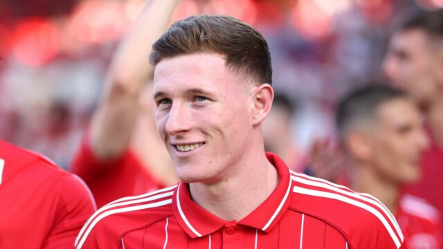 NOTTINGHAM, ANGLICKO - 24. MÁJ: Elliot Anderson z Nottinghamu Forest sleduje zápas Premier League medzi Nottinghamom Forest a Bournemouthom na City Ground 24. mája 2026 v anglickom Nottinghame. (Foto: Cameron Smith/Getty Images)
