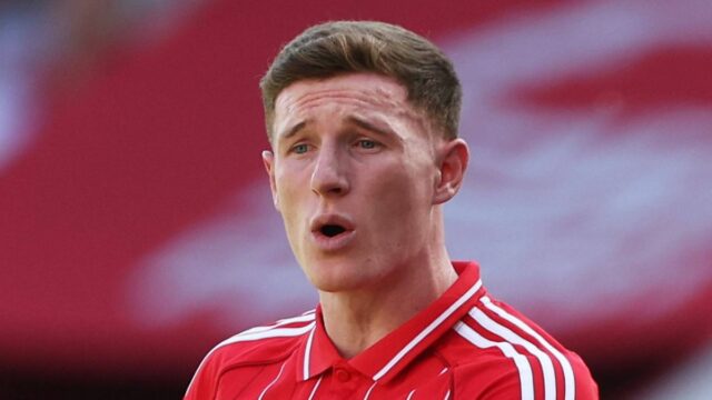 Elliot Anderson z Nottingham Forest počas zápasu Premier League medzi Nottingham Forest a Bournemouth na City Ground v Nottinghame, Spojené kráľovstvo, 24. mája 2026. (Foto: Maynard Manyowa/News Images/NurPhoto via Getty Images)