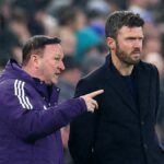 LIVERPOOL, ANGLICKO - 23. FEBRUÁRA: Manažér Manchestru United Michael Carrick (R) sa pozerá po boku asistenta Steva Hollanda počas zápasu Premier League medzi Evertonom a Manchestrom United na štadióne Hill Dickinson 23. februára 2026 v Liverpoole v Anglicku. (Foto: Chris Brunskill/Fantasista/Getty Images)