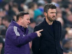 Man Utd sa po dohode s Carrickom dohodol na štyroch významných oznámeniach LIVERPOOL, ANGLICKO - 23. FEBRUÁRA: Manažér Manchestru United Michael Carrick (R) sa pozerá po boku asistenta Steva Hollanda počas zápasu Premier League medzi Evertonom a Manchestrom United na štadióne Hill Dickinson 23. februára 2026 v Liverpoole v Anglicku. (Foto: Chris Brunskill/Fantasista/Getty Images)