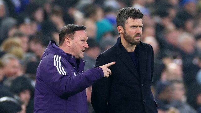 LIVERPOOL, ANGLICKO - 23. FEBRUÁRA: Manažér Manchestru United Michael Carrick (R) sa pozerá po boku asistenta Steva Hollanda počas zápasu Premier League medzi Evertonom a Manchestrom United na štadióne Hill Dickinson 23. februára 2026 v Liverpoole v Anglicku. (Foto: Chris Brunskill/Fantasista/Getty Images)