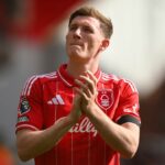 Elliot Anderson z Nottingham Forest oslavuje víťazstvo počas zápasu Premier League medzi Nottingham Forest a Burnley na City Ground v Nottinghame, Spojené kráľovstvo, 19. apríla 2026. (Foto: Jon Hobley/MI News/NurPhoto cez Getty Images)