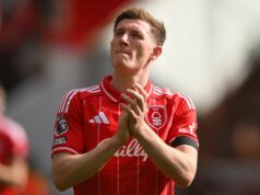 Man Utd sa v obrovskom prestupovom okne zameria na „minimálne päť podpisov“. Elliot Anderson z Nottingham Forest oslavuje víťazstvo počas zápasu Premier League medzi Nottingham Forest a Burnley na City Ground v Nottinghame, Spojené kráľovstvo, 19. apríla 2026. (Foto: Jon Hobley/MI News/NurPhoto cez Getty Images)