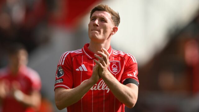 Elliot Anderson z Nottingham Forest oslavuje víťazstvo počas zápasu Premier League medzi Nottingham Forest a Burnley na City Ground v Nottinghame, Spojené kráľovstvo, 19. apríla 2026. (Foto: Jon Hobley/MI News/NurPhoto cez Getty Images)