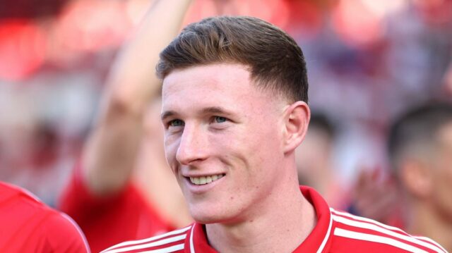 Man Utd uznal porážku v prestupovej bitke Elliota Andersona, keď Elliot Anderson z Nottingham Forest