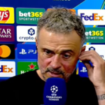 Luis Enrique hovorí do mikrofónu