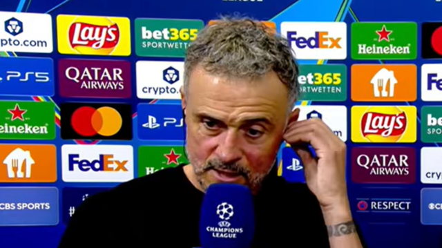 Luis Enrique hovorí do mikrofónu