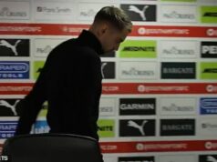 Manažér Southamptonu ODCHÁDZA z rozhovorov po VEĽMI priamej otázke Spygate, ktorá spôsobila, že tlačový hovorca požadoval: „Ukáž nejaký rešpekt“ – a Saints môžu STÁLE vypadnúť z play-off Manažér Southamptonu Tonda Eckert (vyššie) odišiel z tlačovej konferencie po otázke, či je podvodník
