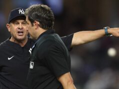 Manažér Yankees Aaron Boone bol vylúčený za hádku o úlovok Daultona Varsha pri víťazstve Manažér Yankees Aaron Boone bol vylúčený za hádku o úlovok Daultona Varsha pri víťazstve