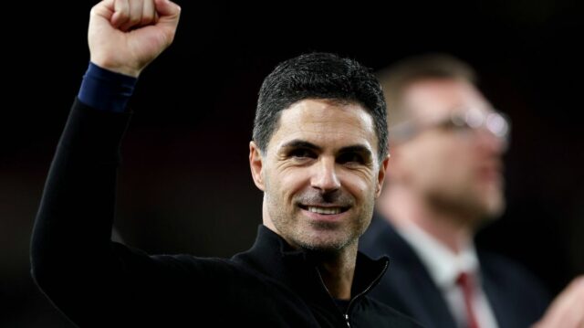 LONDÝN, ANGLICKO - 18. MÁJ: Mikel Arteta, manažér Arsenalu, oslavuje víťazstvo tímu v zápase Premier League medzi Arsenalom a Burnley na Emirates Stadium 18. mája 2026 v Londýne v Anglicku. (Foto: Justin Setterfield/Getty Images)