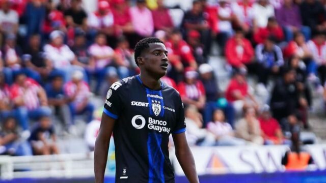 Manchester United tiež sleduje 18-ročného útočníka, ktorý sa páči Barce
