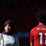 LIVERPOOL, ANGLICKO - 12. mája: Mohamed Salah z Liverpoolu kráča k svojej manželke Magi po zápase Premier League medzi Liverpoolom a Wolverhampton Wanderers na Anfielde 12. mája 2019 v Liverpoole v Spojenom kráľovstve. (Foto: Simon Stacpoole/Offside/Getty Images)