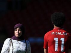 Manželka Mohameda Salaha prezradila svoje myšlienky o dome v Liverpoole, ktorý „vyzerá ako nemocnica“ LIVERPOOL, ANGLICKO - 12. mája: Mohamed Salah z Liverpoolu kráča k svojej manželke Magi po zápase Premier League medzi Liverpoolom a Wolverhampton Wanderers na Anfielde 12. mája 2019 v Liverpoole v Spojenom kráľovstve. (Foto: Simon Stacpoole/Offside/Getty Images)