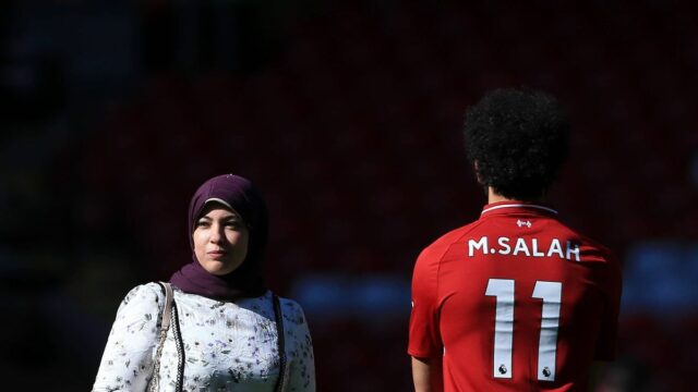 LIVERPOOL, ANGLICKO - 12. mája: Mohamed Salah z Liverpoolu kráča k svojej manželke Magi po zápase Premier League medzi Liverpoolom a Wolverhampton Wanderers na Anfielde 12. mája 2019 v Liverpoole v Spojenom kráľovstve. (Foto: Simon Stacpoole/Offside/Getty Images)