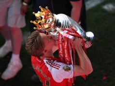 Martin Odegaard si nechal odobrať trofej Premier League na najdrzejšej oslave Arsenalu Martinovi Odegaardovi odobrali trofej z Premier League z toho najlepšieho dôvodu
