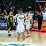 CJ Cansino z Meralco Bolts reaguje po tom, čo v semifinálovom zápase PBA Commissioner's Cup 2026 proti TNT Tropang 5G zhodil rozhodujúci kôš.