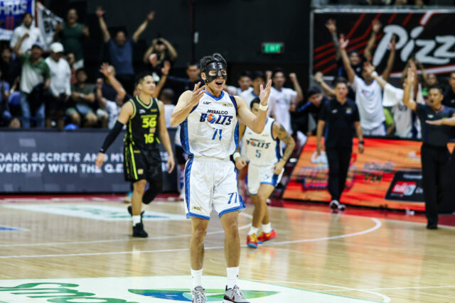 Maskovaný CJ Cansino ožije pre Meralco v hre 4 CJ Cansino z Meralco Bolts reaguje po tom, čo v semifinálovom zápase PBA Commissioner's Cup 2026 proti TNT Tropang 5G zhodil rozhodujúci kôš.