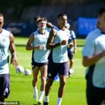 Podľa správ vo Francúzsku spí Habib Beye svoj tím z Marseille na cvičisku Robert-Louis-Dreyfus.