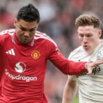 Casemiro z Manchestru United zdržal Elliota Andersona z Nottingham Forest počas zápasu Premier League medzi Manchestrom United a Nottingham Forest na Old Trafford, Manchester, Spojené kráľovstvo, 17. mája 2026. (Foto: Mark Cosgrove/News Images/NurPhoto cez Getty Images)