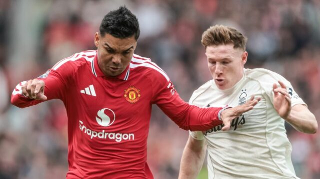Casemiro z Manchestru United zdržal Elliota Andersona z Nottingham Forest počas zápasu Premier League medzi Manchestrom United a Nottingham Forest na Old Trafford, Manchester, Spojené kráľovstvo, 17. mája 2026. (Foto: Mark Cosgrove/News Images/NurPhoto cez Getty Images)