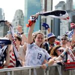 Americkí futbaloví fanúšikovia sa prihlásili na móle 17 v New Yorku, aby sa dozvedeli mená na súpiske majstrovstiev sveta
