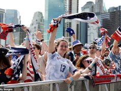 Mauricio Pochettino oznamuje svoju 26-člennú zostavu na majstrovstvách sveta USA na slávnostnom ceremoniáli na Manhattane Americkí futbaloví fanúšikovia sa prihlásili na móle 17 v New Yorku, aby sa dozvedeli mená na súpiske majstrovstiev sveta
