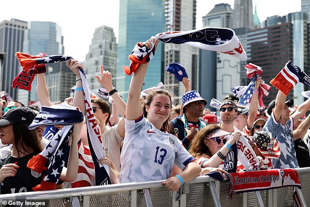 Mauricio Pochettino oznamuje svoju 26-člennú zostavu na majstrovstvách sveta USA Americkí futbaloví fanúšikovia sa prihlásili na móle 17 v New Yorku, aby sa dozvedeli mená na súpiske majstrovstiev sveta