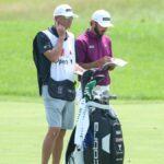25. júla 2025; Blaine, Minnesota, USA; Max Homa a jeho nosič Lance Bennett sa pozerajú z prvej fairwaye počas druhého kola golfového turnaja 3M Open. Povinný kredit: Matt Krohn-Imagn Images