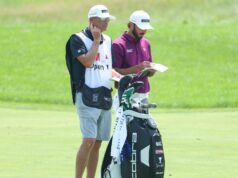 Max Homa vymení nosičov pri vstupe do súťaže Charles Schwab Challenge 25. júla 2025; Blaine, Minnesota, USA; Max Homa a jeho nosič Lance Bennett sa pozerajú z prvej fairwaye počas druhého kola golfového turnaja 3M Open. Povinný kredit: Matt Krohn-Imagn Images