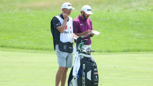 25. júla 2025; Blaine, Minnesota, USA; Max Homa a jeho nosič Lance Bennett sa pozerajú z prvej fairwaye počas druhého kola golfového turnaja 3M Open. Povinný kredit: Matt Krohn-Imagn Images