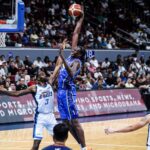 Import TNT Tropang 5G Bol Bol vs Marvin Jones z Meralca Boltsa počas zápasu 2 semifinále PBA Commissioner's Cup.