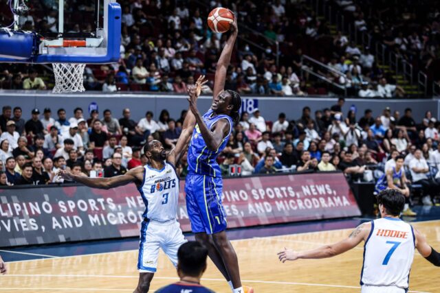 Import TNT Tropang 5G Bol Bol vs Marvin Jones z Meralca Boltsa počas zápasu 2 semifinále PBA Commissioner's Cup.