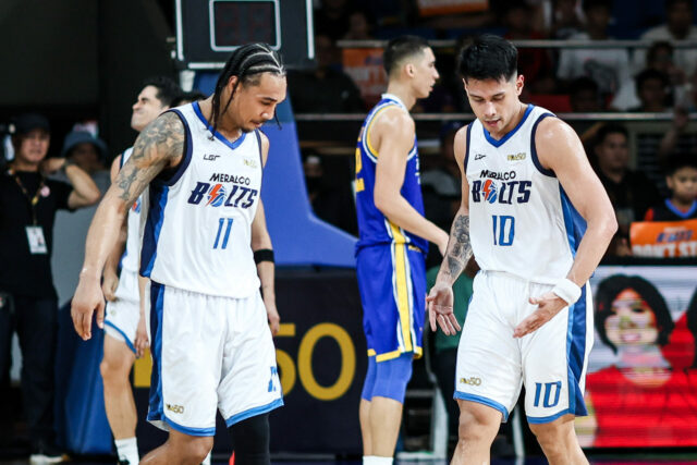 Chris Newsome a Javee Mocon z Meralca Boltsa počas zápasu proti Magnolia Hotshots vo štvrťfinále PBA Commissioner's Cup 2026.