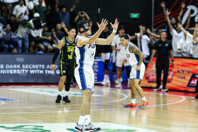 CJ Cansino z Meralco Bolts reaguje po tom, čo v semifinálovom zápase PBA Commissioner's Cup 2026 proti TNT Tropang 5G zhodil rozhodujúci kôš. 