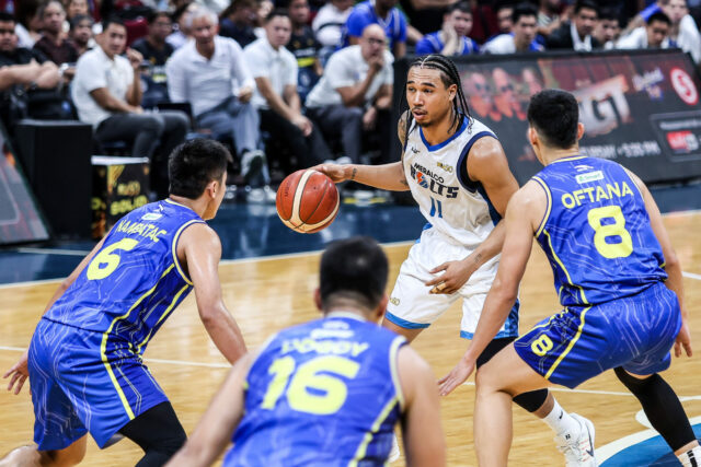 Chris Newsome z Meralco Bolts počas zápasu proti TNT Tropang 5G v semifinále PBA Commissioner's Cup v roku 2026.