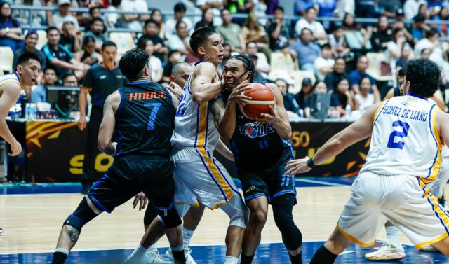 Meralco zdrží Magnolia v OT, aby razil semitiket Chris Newsome z Meralco Bolts počas zápasu s Magnolia Hotshots vo štvrťfinále PBA Commissioner's Cup 2026.