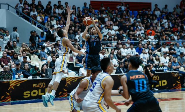 Meralco zdržuje Magnolia v OT, zaisťuje semifinále Chris Newsome (s loptou) prichádza za Meralca.