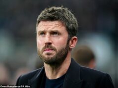 Michael Carrick chváli najvyšší prestupový cieľ Man United Elliot Anderson ako hlavný tréner, ktorý plánuje letnú prestavbu stredopoliara. Michael Carrick nemal nič iné ako lichôtky pre najlepší prestupový cieľ Man United Elliota Andersona