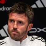 MANCHESTER, ANGLICKO - 1. MÁJ: (EXKLUZÍVNE SPRÁVY) Hlavný tréner Michael Carrick z Manchestru United hovorí počas tlačovej konferencie na Carrington Training Ground 1. mája 2026 v Manchestri v Anglicku. (Foto: Ash Donelon/Manchester United cez Getty Images)