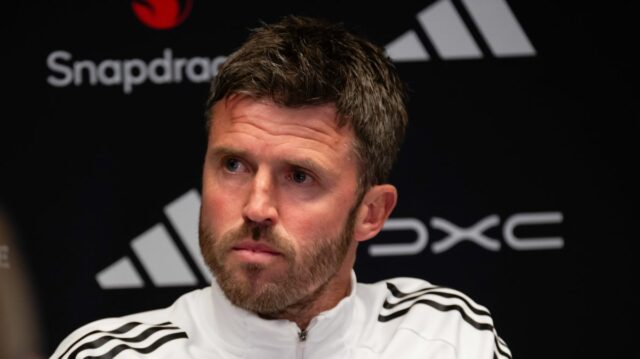 MANCHESTER, ANGLICKO - 1. MÁJ: (EXKLUZÍVNE SPRÁVY) Hlavný tréner Michael Carrick z Manchestru United hovorí počas tlačovej konferencie na Carrington Training Ground 1. mája 2026 v Manchestri v Anglicku. (Foto: Ash Donelon/Manchester United cez Getty Images)