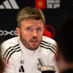 MANCHESTER, ANGLICKO - 15. MÁJ: (EXKLUZÍVNE SPRÁVY) Hlavný tréner Michael Carrick z Manchestru United hovorí počas tlačovej konferencie na Carrington Training Ground 15. mája 2026 v Manchestri v Anglicku. (Foto: Ash Donelon/Manchester United cez Getty Images)