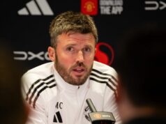 Michael Carrick priznáva, že ho zasiahlo správanie tímu Man Utd po tom, čo nahradil Rubena Amorima MANCHESTER, ANGLICKO - 15. MÁJ: (EXKLUZÍVNE SPRÁVY) Hlavný tréner Michael Carrick z Manchestru United hovorí počas tlačovej konferencie na Carrington Training Ground 15. mája 2026 v Manchestri v Anglicku. (Foto: Ash Donelon/Manchester United cez Getty Images)