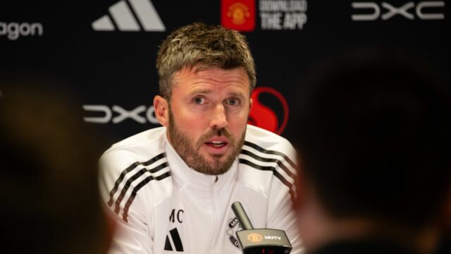 MANCHESTER, ANGLICKO - 15. MÁJ: (EXKLUZÍVNE SPRÁVY) Hlavný tréner Michael Carrick z Manchestru United hovorí počas tlačovej konferencie na Carrington Training Ground 15. mája 2026 v Manchestri v Anglicku. (Foto: Ash Donelon/Manchester United cez Getty Images)